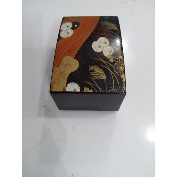 Vintage Japanese painted small keepsake/trinket box. - Picture 2 of 7